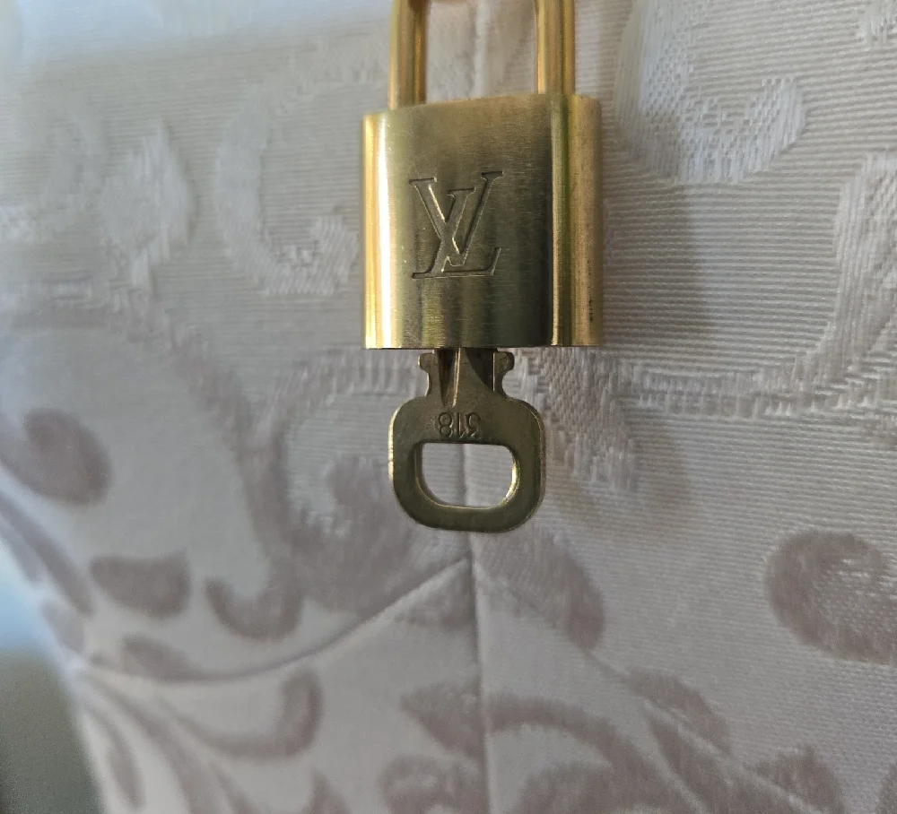 Full Inclusion Louis Vuitton Lock And Key #318 On Unbranded Elegant Gold Chain. - Picture 2 of 4